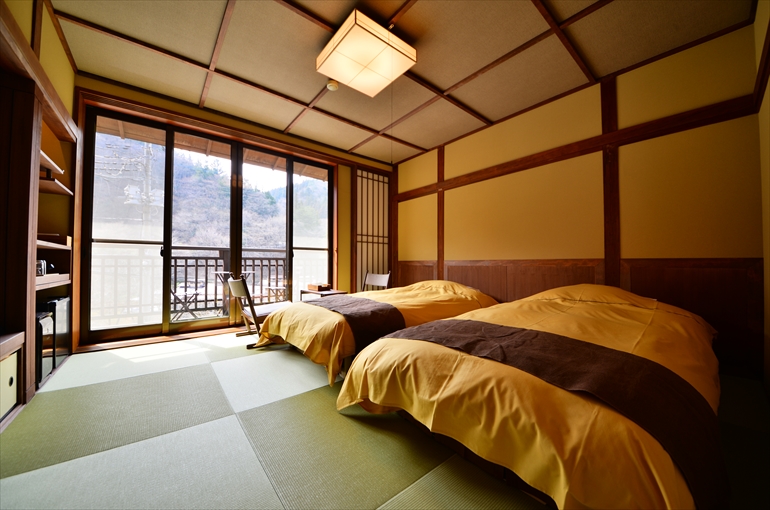 「柏屋旅館」の代名詞、畳にベッドの「和モダン」の客室