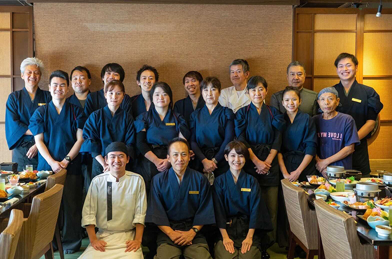 「柏屋旅館」のスタッフの皆さん　　※ 画像提供・柏屋旅館様