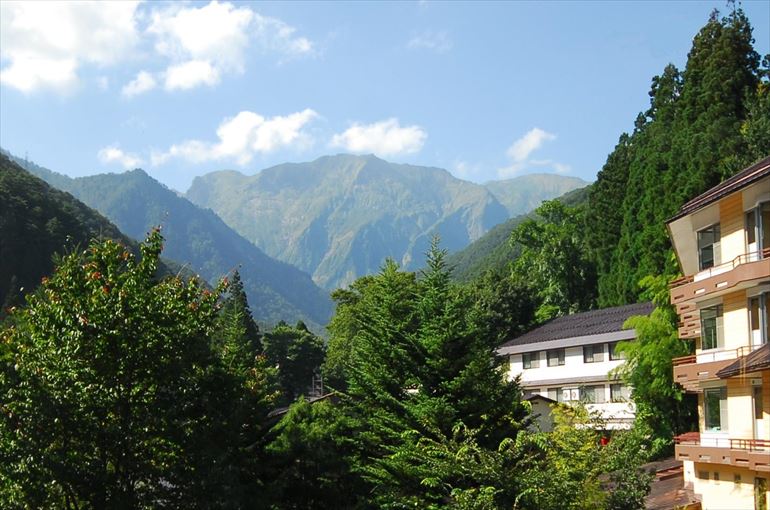 客室から谷川岳を望む（9月撮影）