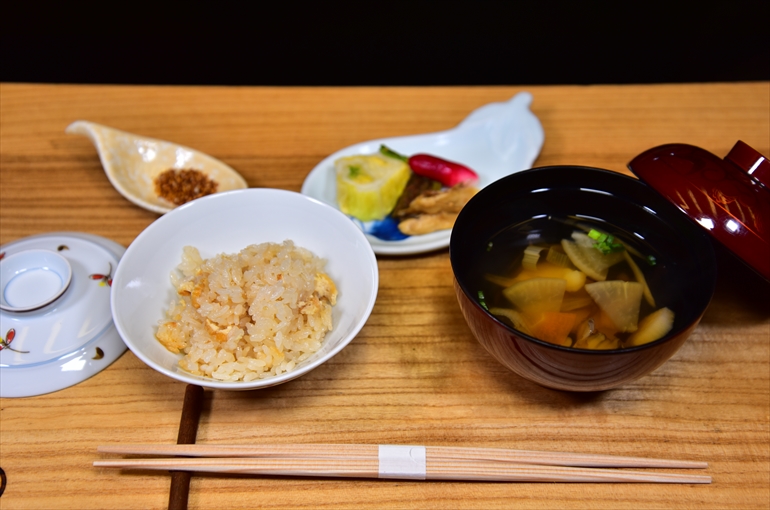 さっぱり炊き込みご飯、ちぎりっこ汁、胡麻ふりかけ、香の物