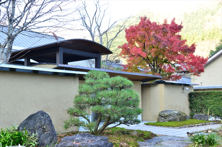 紅葉に彩られる玄関（１１月撮影））