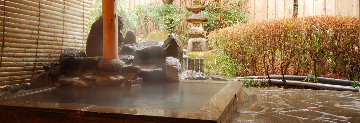 和風庭園内に作られたかけ流しの露天風呂