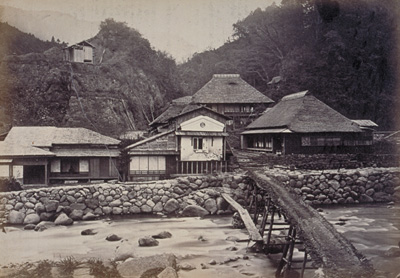 明治初期の「環翠楼」（元湯　中田暢平旅館）
※橋を渡って左手が「元湯（環翠楼）」右手が「一の湯」