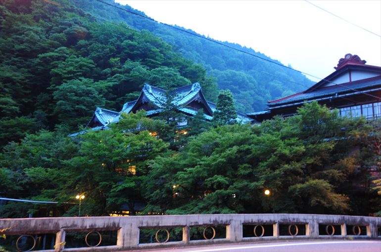 玉の緒橋からの外観と湯坂山（6月撮影）