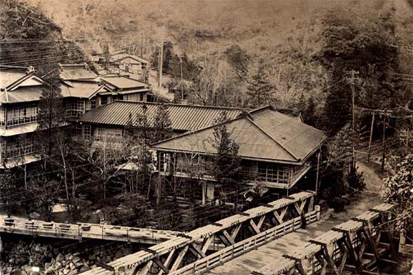明治25年（1892）頃の「環翠楼」・・・※湯本～塔ノ沢間で送電線が架けられたのは明治25年