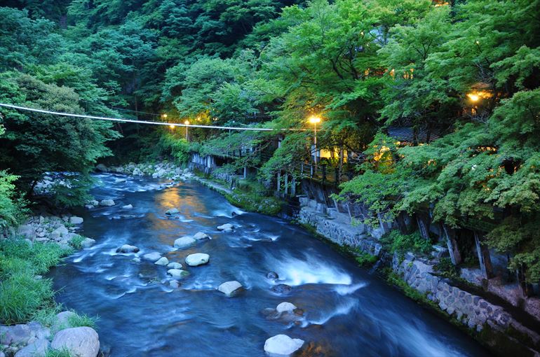 創業当時から変わらない渓流・早川のせせらぎ