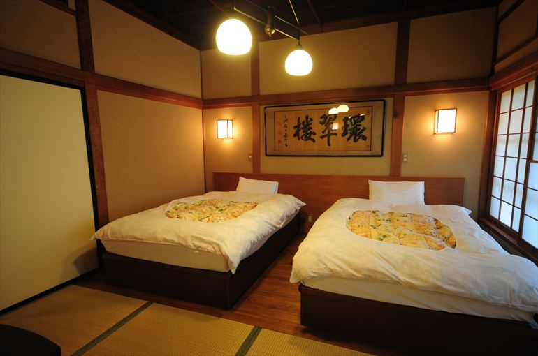 3F「翠簾」のベッドが置かれた8帖寝室