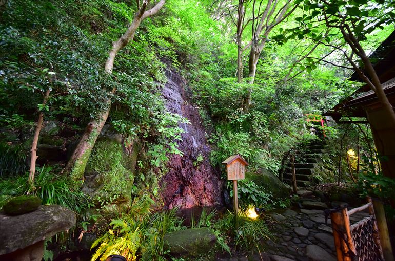 浴場棟目の前の「あるはずの滝」