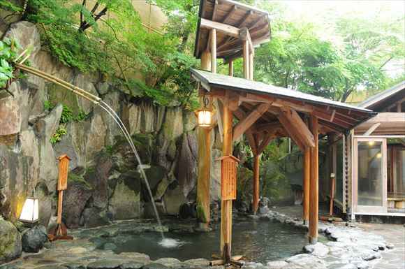 女湯・露天風呂「湯の香の里」／打たせ湯「月見の湯」