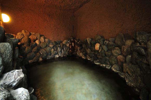 男湯・洞窟風呂「石垣の湯」