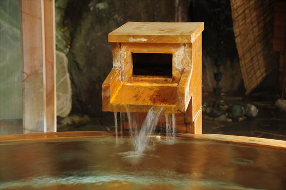 昔ながらの温泉文化を感じさせる大浴場の「かけ湯」