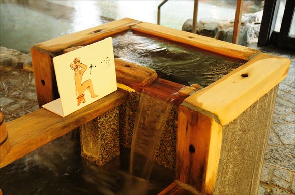 昔ながらの温泉文化を感じさせる大浴場の「かけ湯」