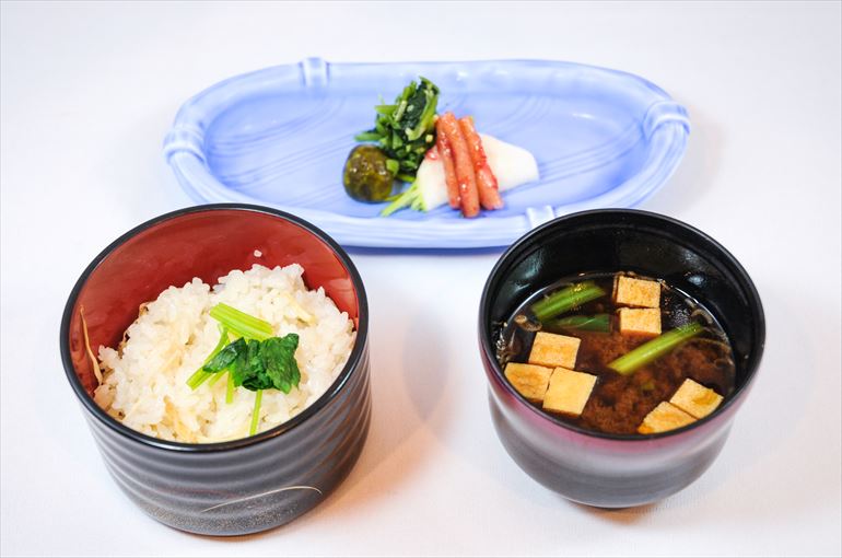 食事「新生姜御飯 赤出汁　香の物」