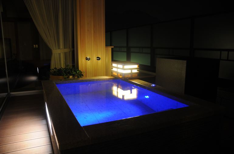 rocca「想」の客室露天風呂～夜はムーディーな青の照明