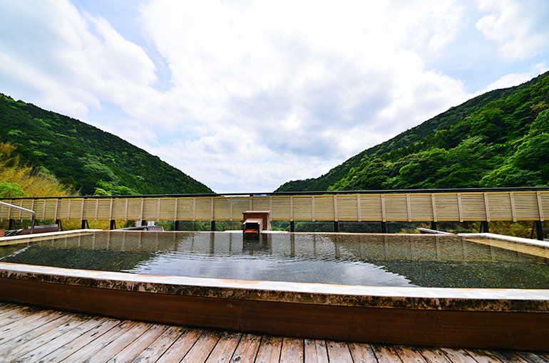 屋上に備わる展望露天風呂「大空」（5月中旬撮影）