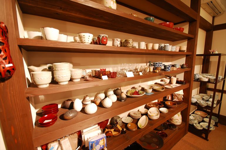 ロビーで展示販売されている陶器やグラス