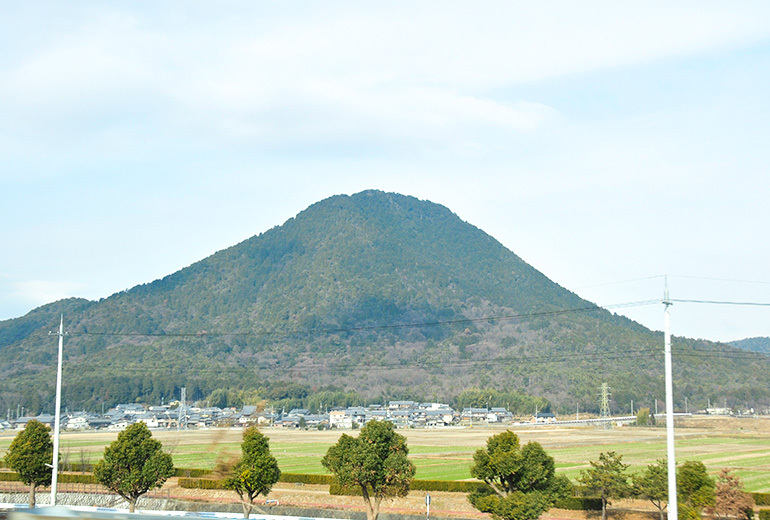 琵琶湖の対岸にある近江富士（三上山）