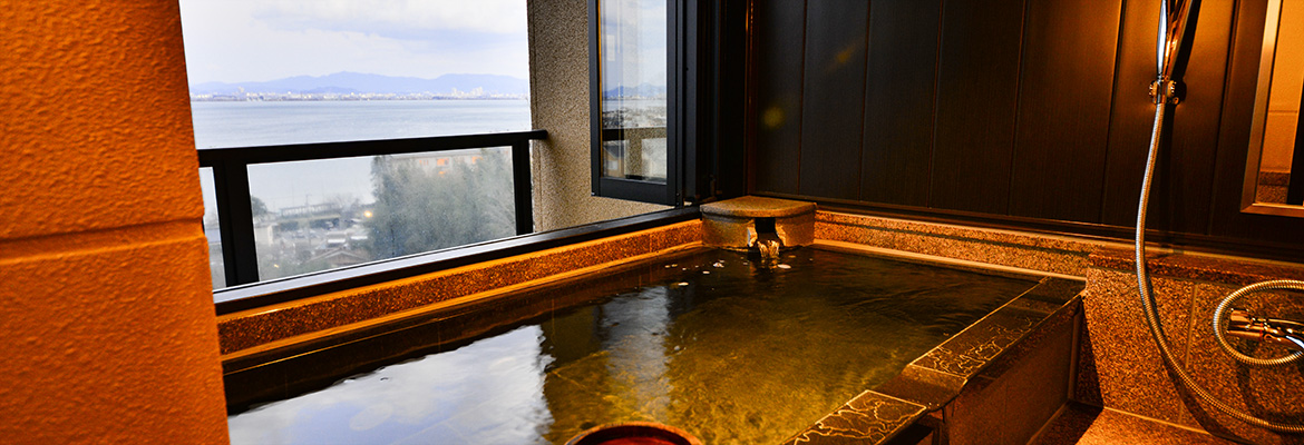 Open-air guest room baths with a magnificent view of Lake Biwa