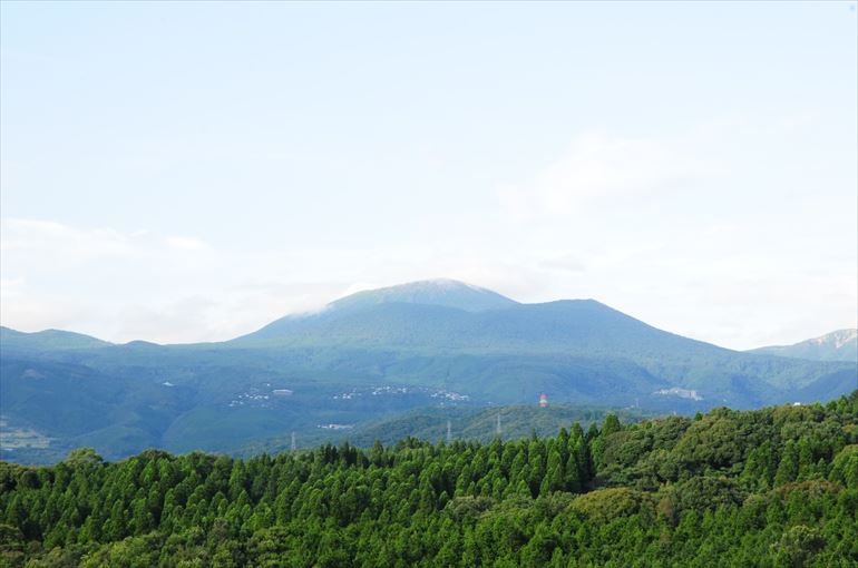 「花散る里」から望む霧島連山