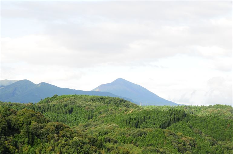 「花散る里」から望む霧島連山