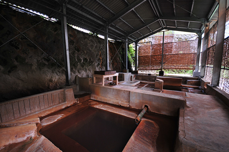 「ラムネ湯」35℃と47.6℃の源泉をブレンドした湯船 ※入口近くの浴槽