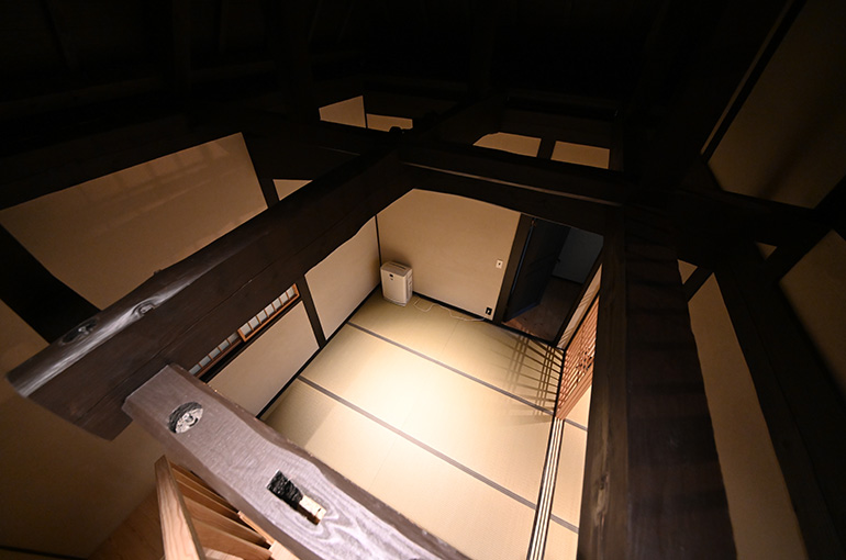 「べに」の屋根裏部屋から見る下の和室