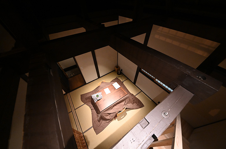 「もみじ」の屋根裏部屋から見る下の和室の屋根裏部屋