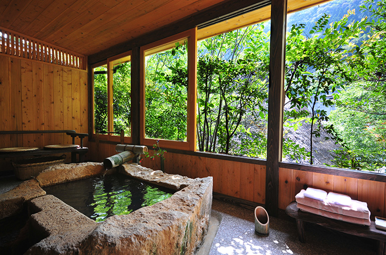 「さくら」のお風呂リビング(4月)