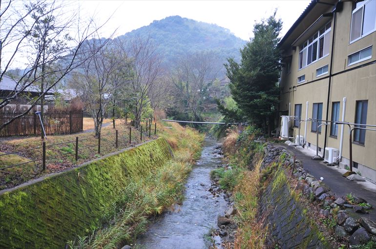 「四季の杜 紫尾庵」（画像左）と「旅籠 しび荘」（右）を隔てる夜星川（よぼしがわ）