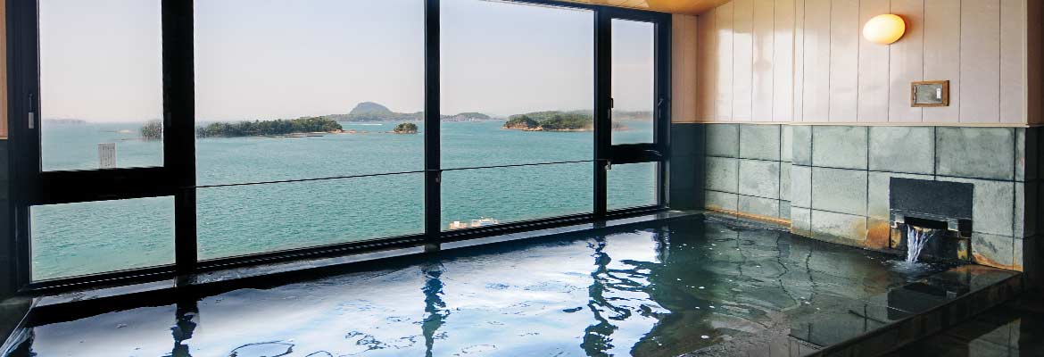 Public bathhouse with a great sense of openness even though it is an indoor bath