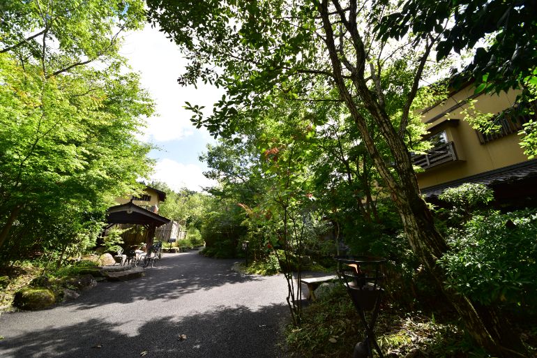 左の小屋が足湯、右がフロント棟