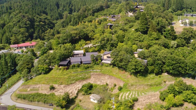 上空から見た「旅館 こうの湯」（画像中心部）（６月）