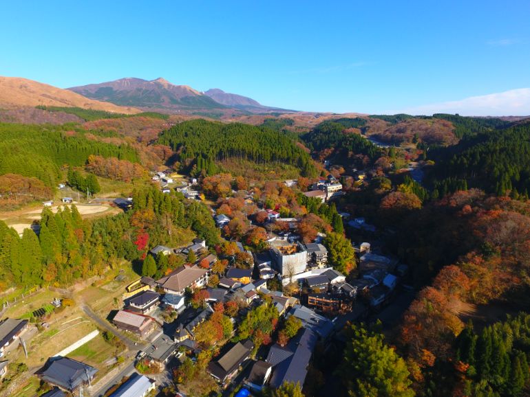 上空から見た黒川温泉の街並み（11月）