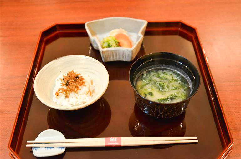 食事　じゃこ飯　味噌汁　香の物