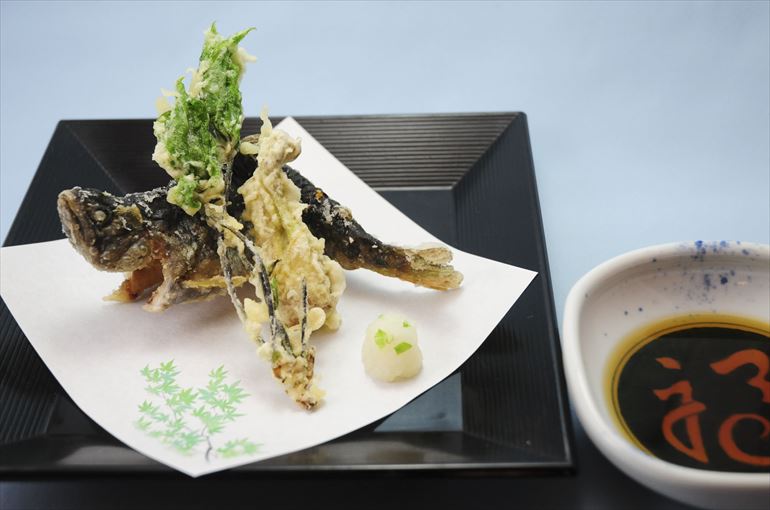 山菜の天ぷらとともにおろしとつゆでいただく。
