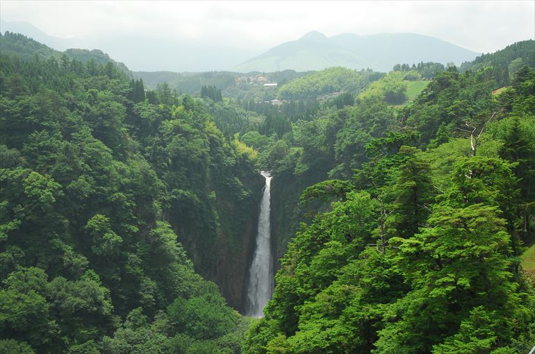 九重“夢”大吊橋から見る「震動の滝」（7月中旬撮影）