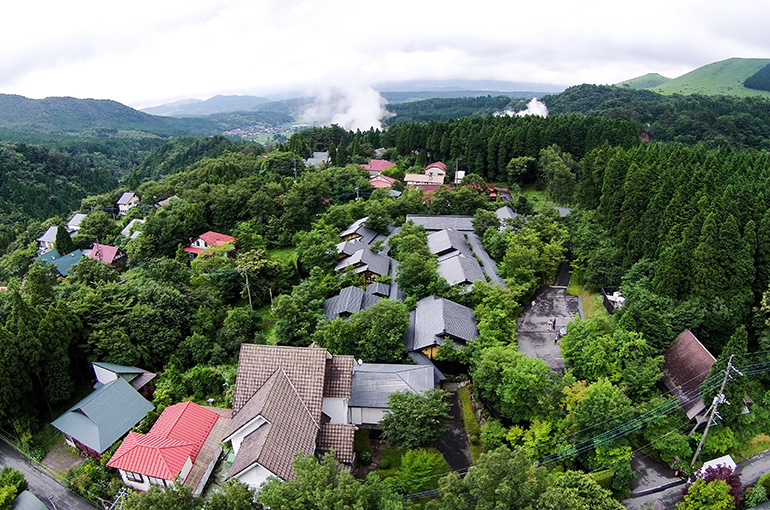 中心の黒い屋根の連なる建物が喜安屋。新緑の6月（左）と紅葉の11月（右）