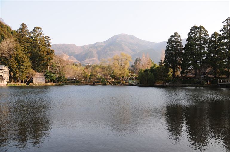 金鱗湖と由布岳（3月撮影）