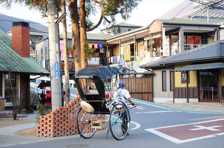 由布院の中心街を走る人力車