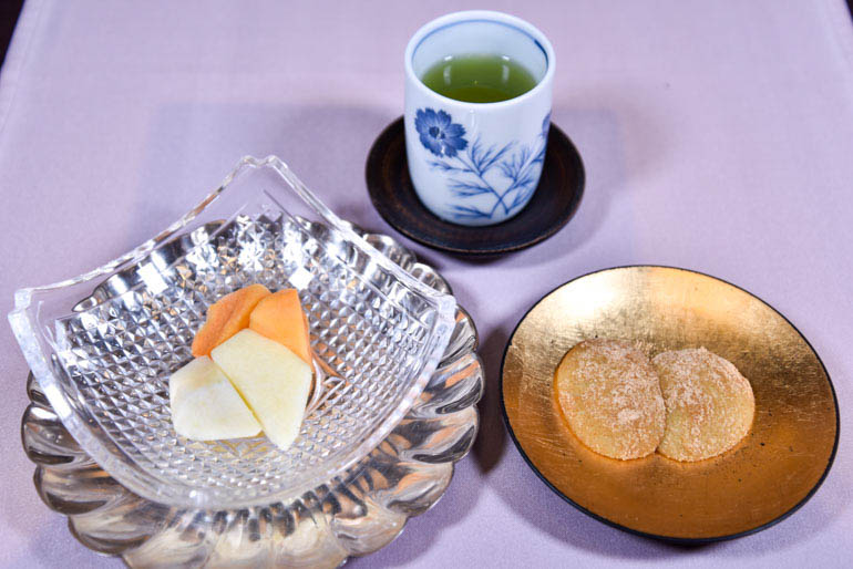 草庵秋桜 -料理-デザート「旬の果物と芋餅」
