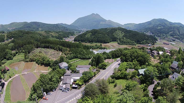 由布岳を望む高台に位置する「由布のお宿ほたる」