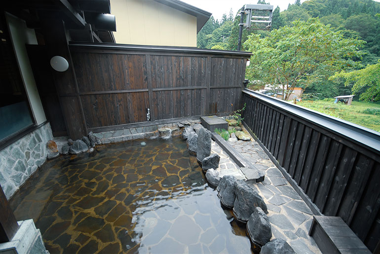 元湯くらぶ-男湯「美里の湯」の露天風呂と内風呂