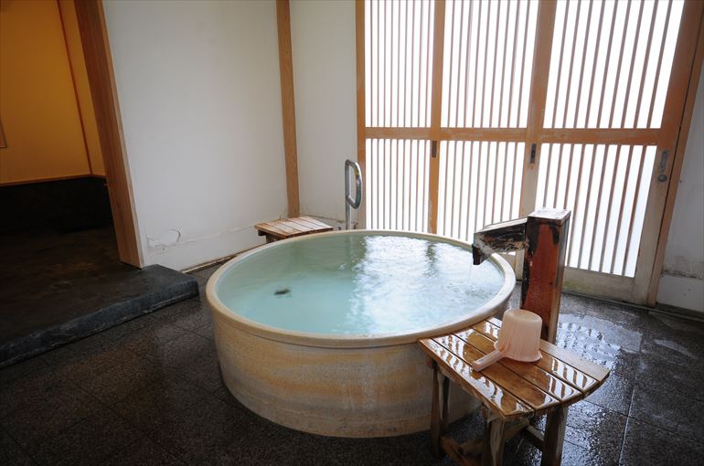 男女別大浴場「金の湯」にある源泉かけ流しの陶器風呂