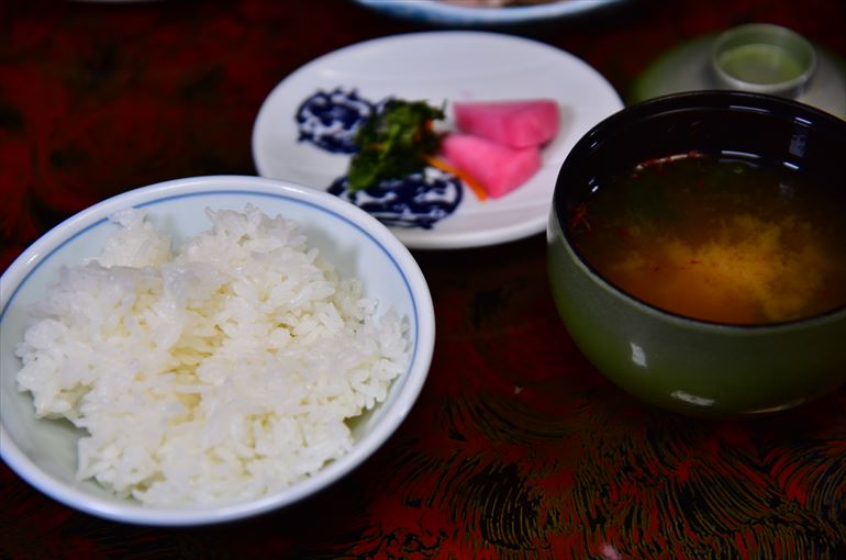 食事「山形自慢のお米」、香の物「山形の漬物」、止め椀「あおさの減塩味噌仕立て」