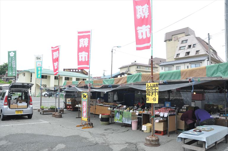 春から秋にかけて開催される朝市1