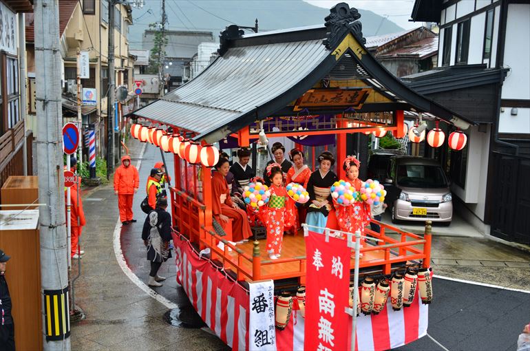 上山秋祭り三社神輿と踊り山車の様子2