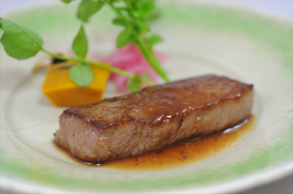 肉料理「山形牛ステーキ　熟成にんにくを添えて」