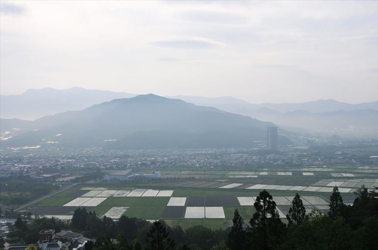 花咲山展望台から望む上山市の街並み（6月撮影）