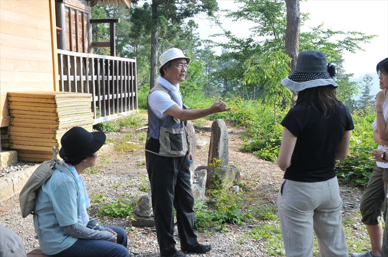 早朝ウォーキングでガイドをする冨士社長