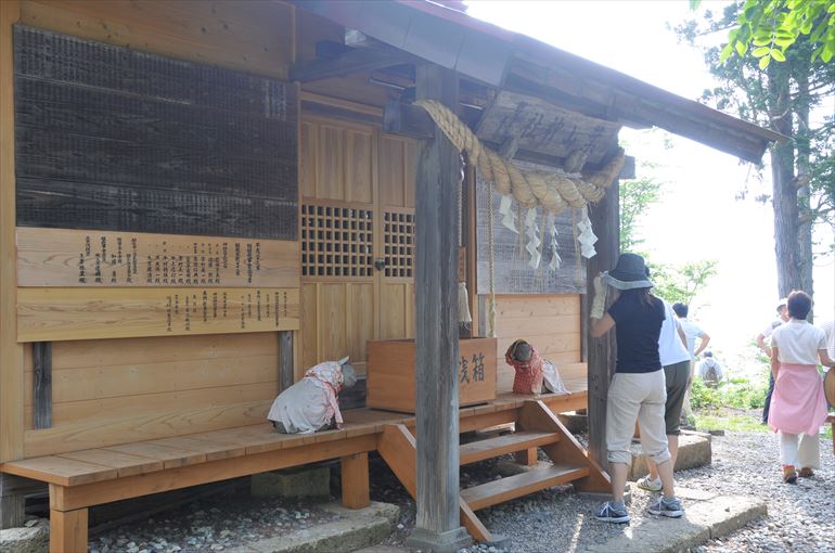 頂上にある葉山神社